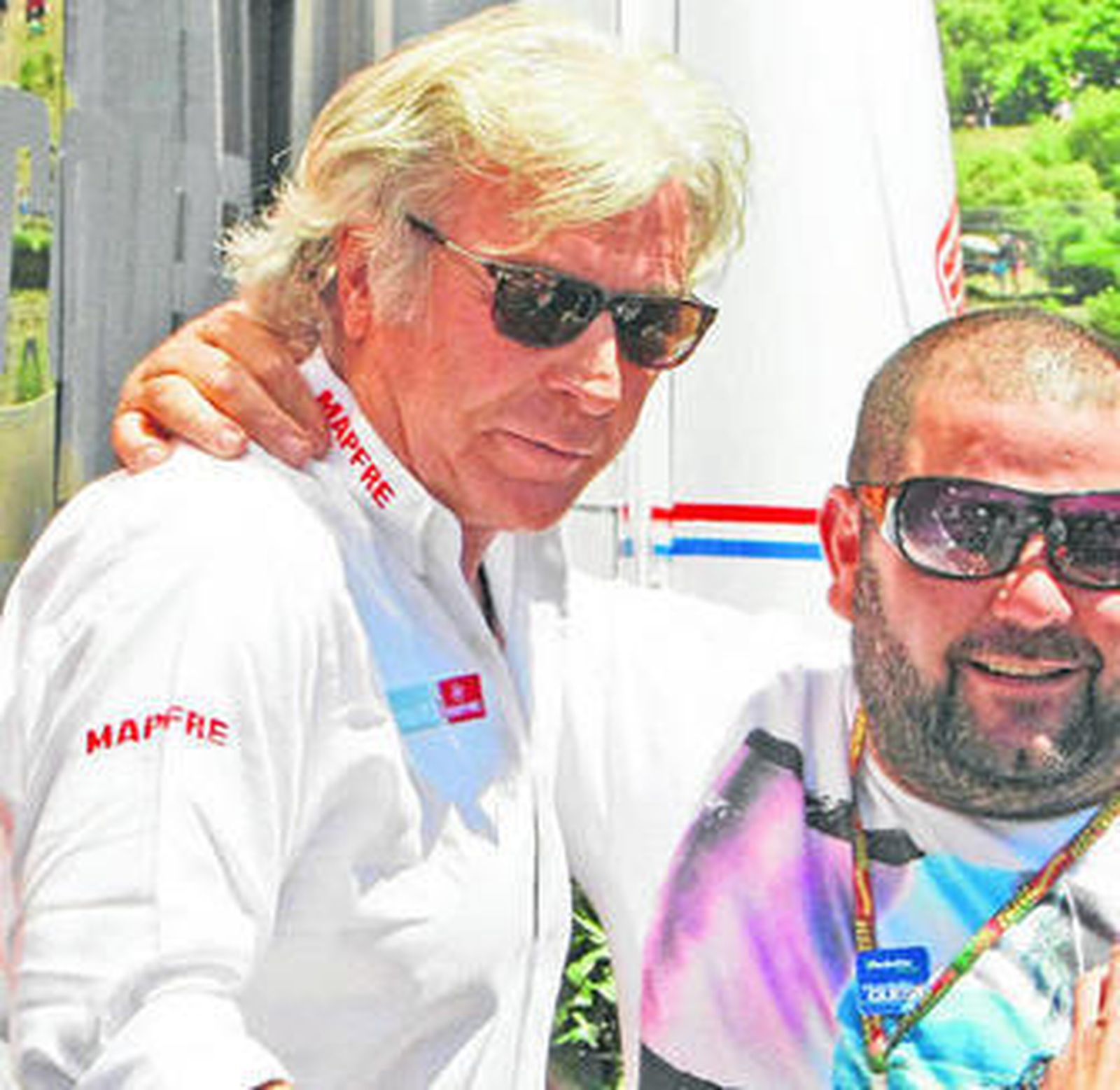 Ángel Nieto se hace una fotografía con un aficionado, ayer en el Circuito de Jerez.
