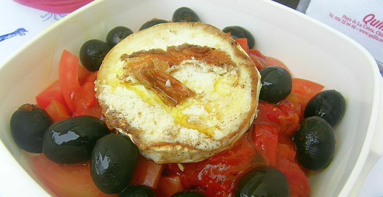 Ensalada de tomates con pimientos asados y queso de cabra
