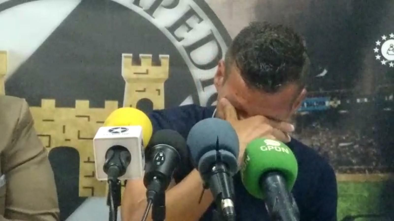 Ismael Chico trata de contener las lágrimas durante su intervención Ismael Chico trata de contener las lágrimas durante su intervención