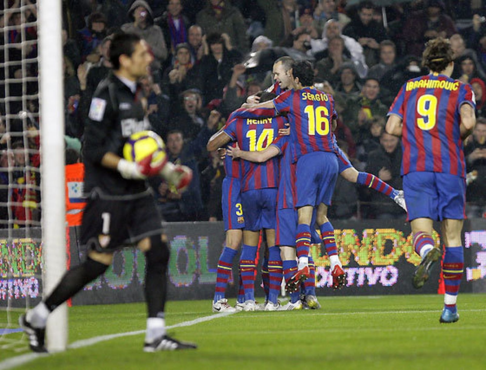 Palop sostiene el balón tras sacarlo de la portería después del primer gol del Barcelona. / Josep Lago (AFP Photo)