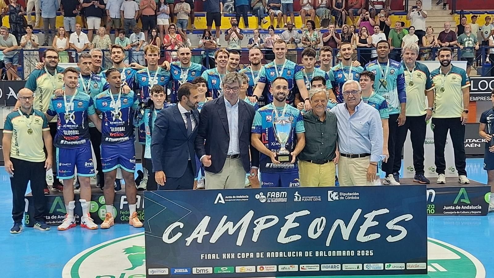 José Cuenca, con la Copa de Andalucía, en presencia de las autoridades.