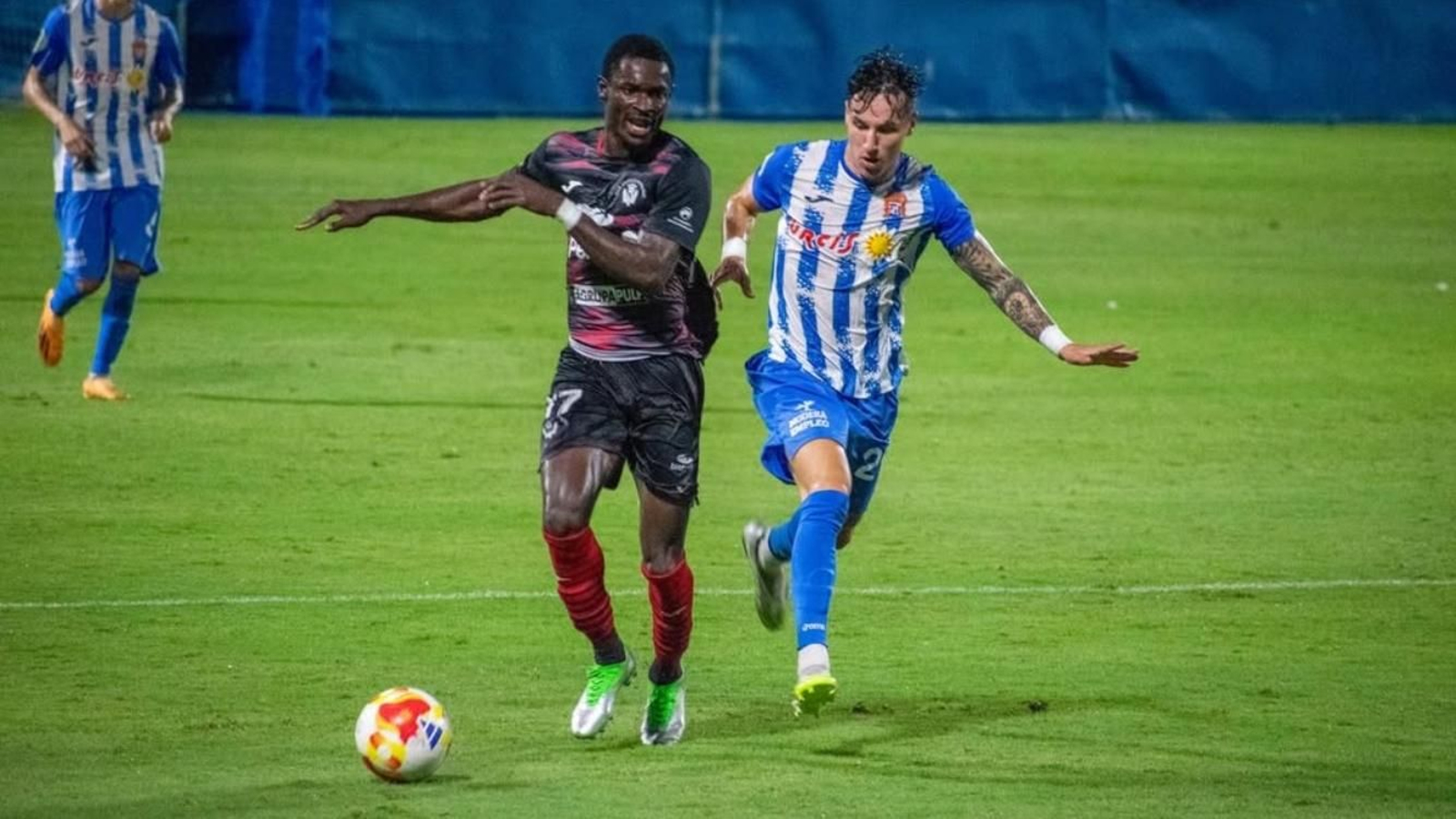 Kofi Atta controla el balón en el partido ante el filial del Águilas.