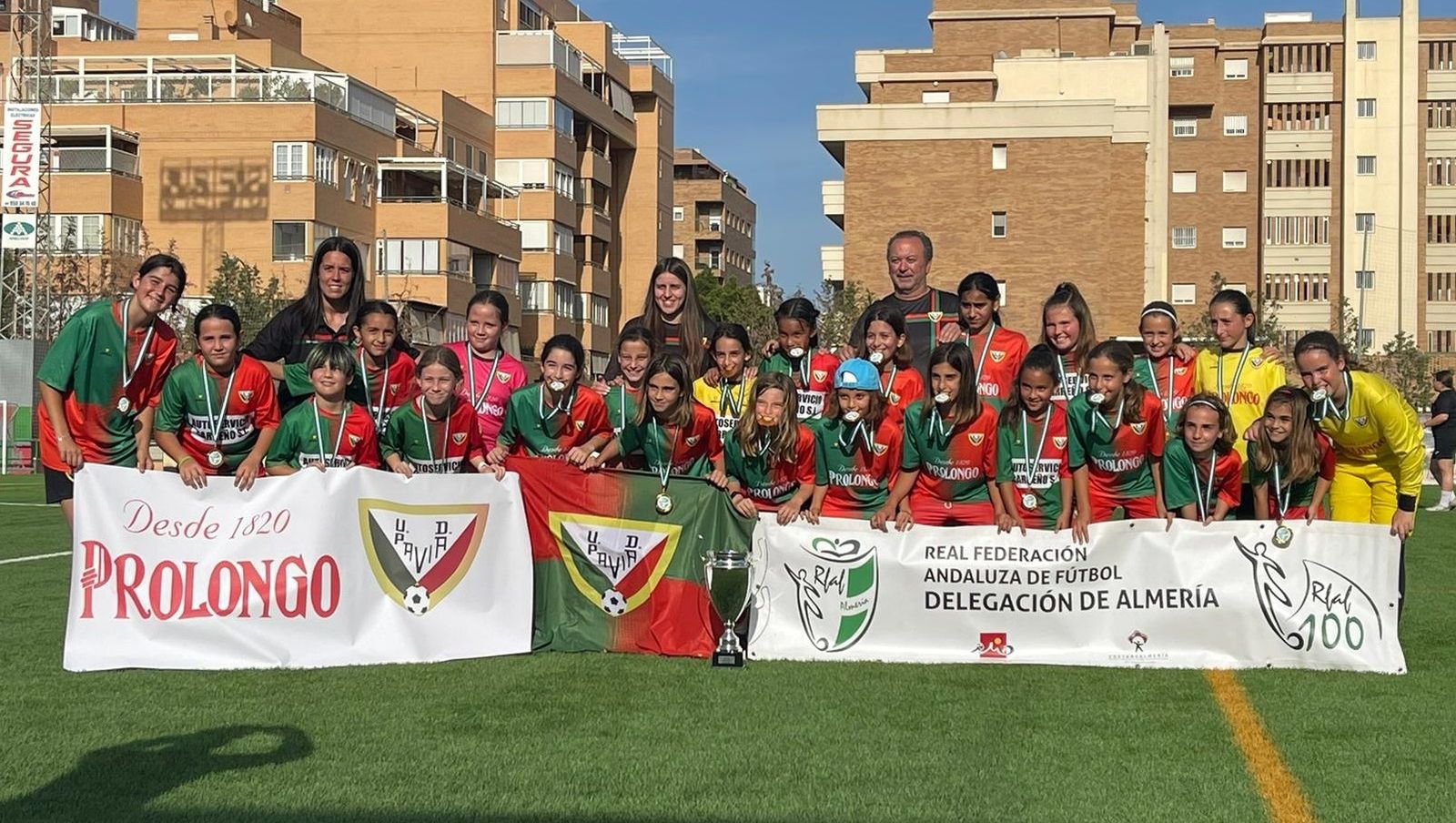 El conjunto arlequinado posa con uno de los títulos