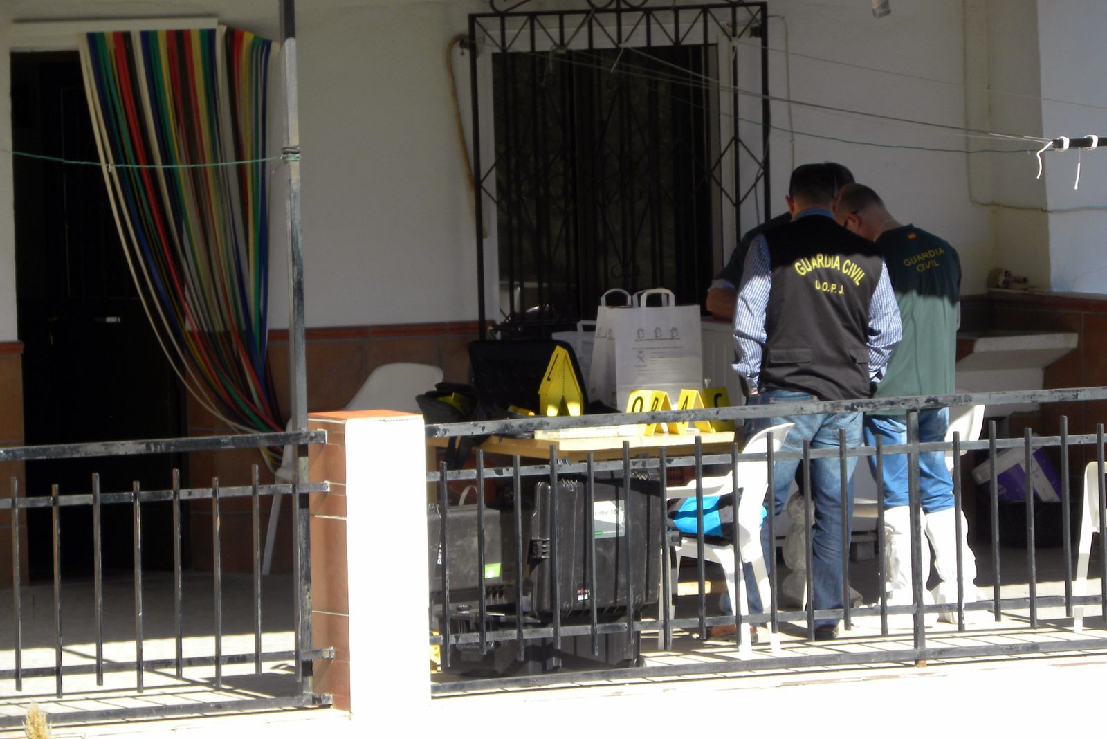 Agentes de la Guardia Civil en la vivienda de la fallecida