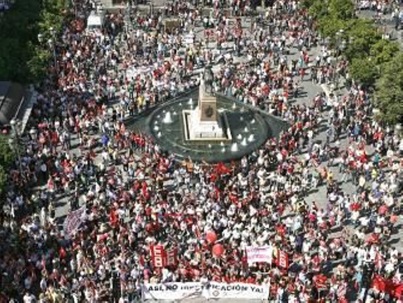Miles de personas protestan contra la reforma laboral