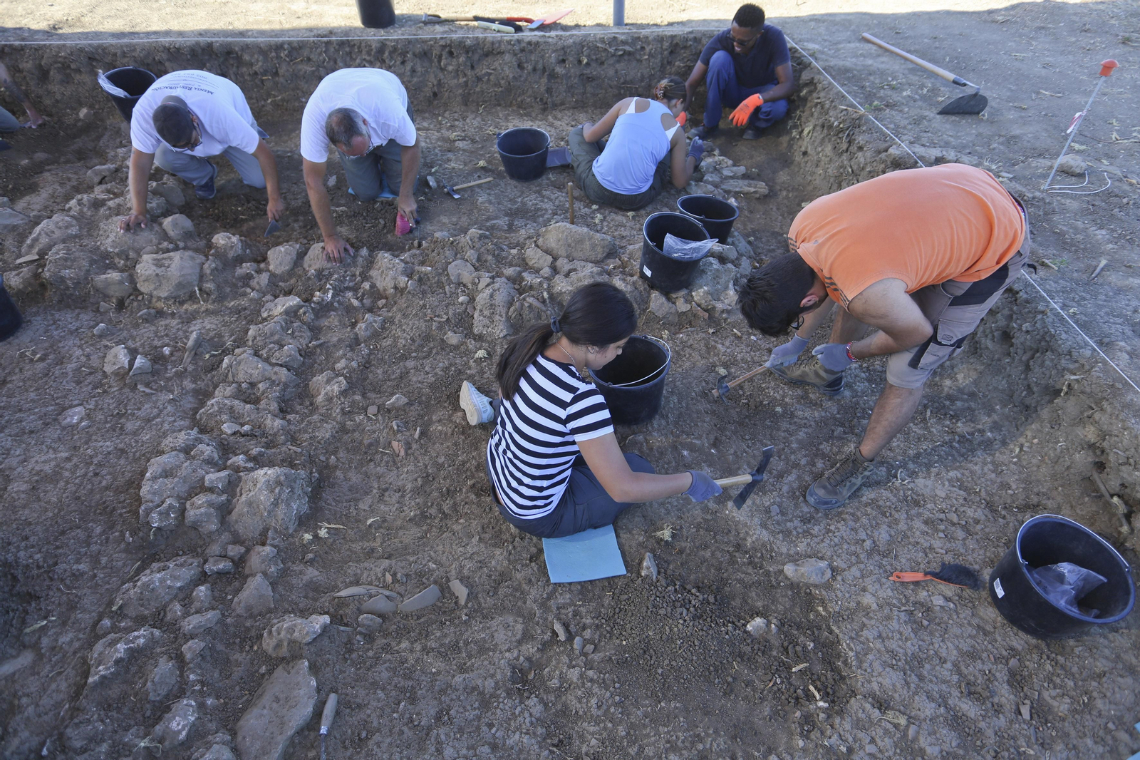 Investigadores, en el yacimiento del Cerro del Villar en septiembre de 2022