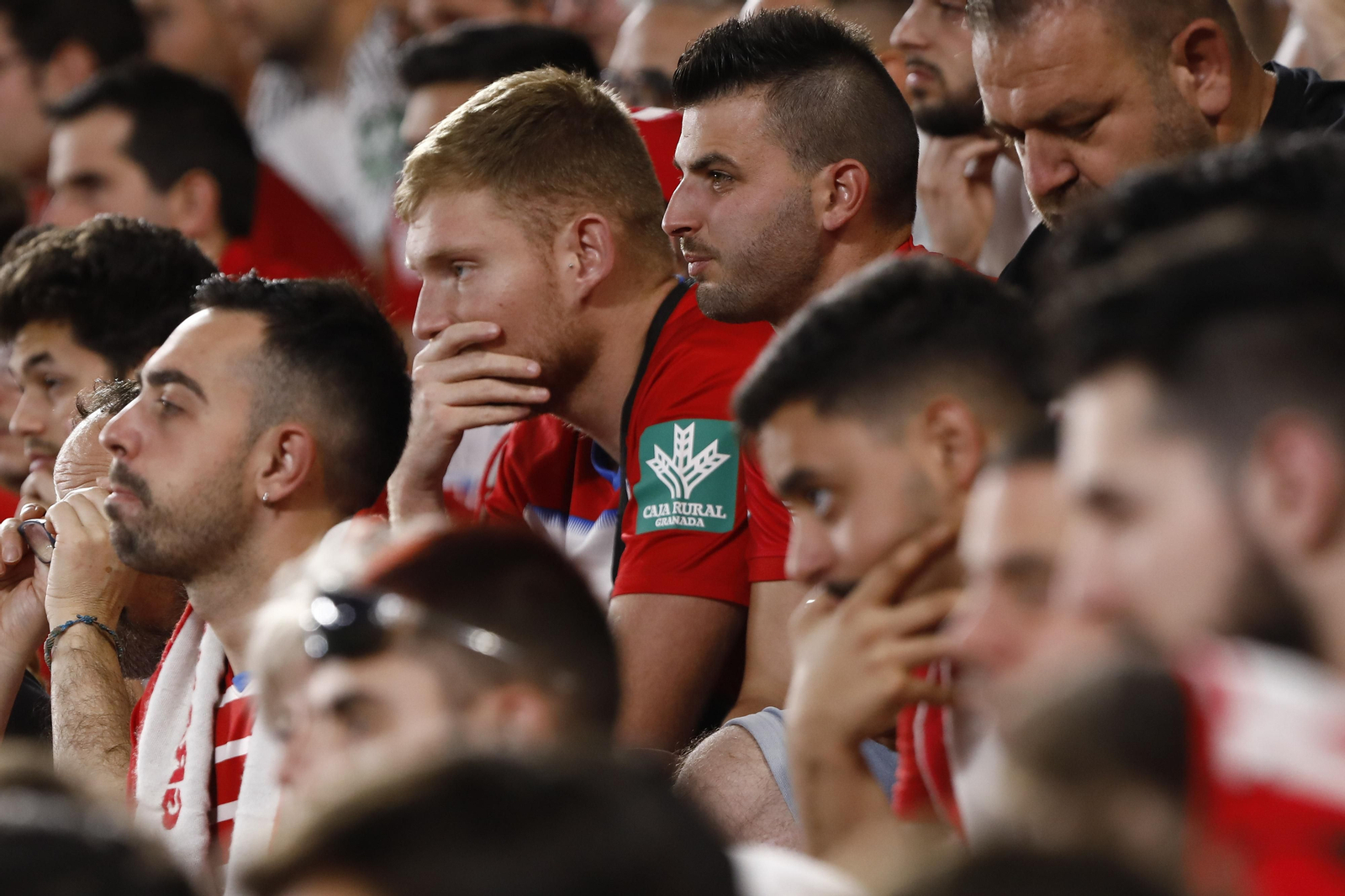 El desconsuelo tras el descenso del Granada CF, en imágenes