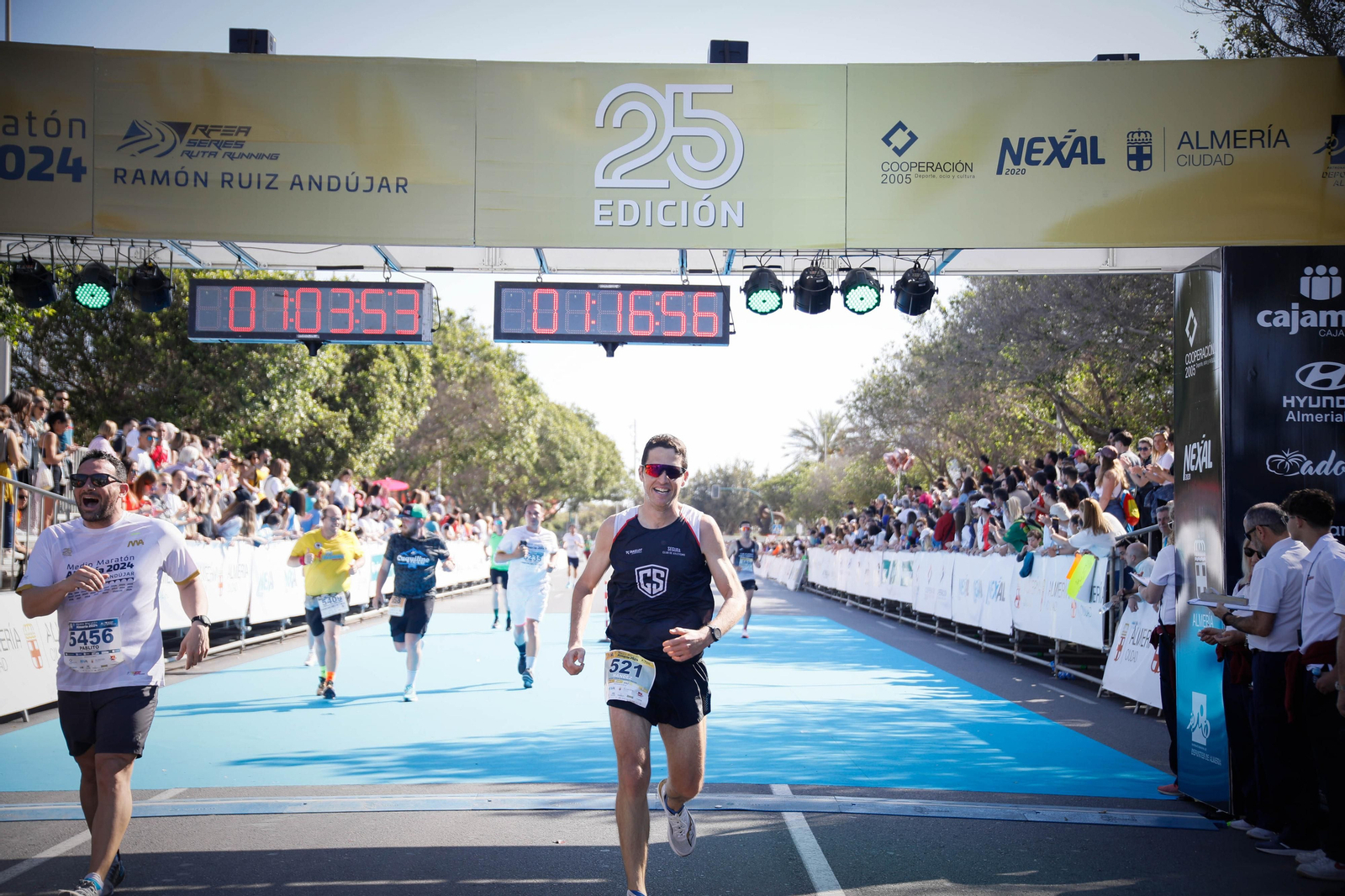 Imágenes de la llegada de la Media maratón Ciudad de Almería