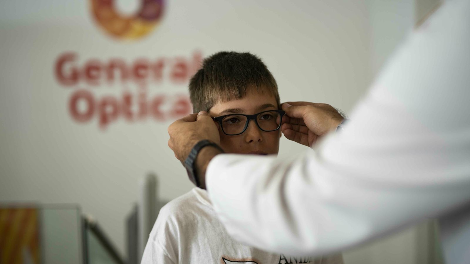 Uno de los niños se prueba sus gafas de vista.