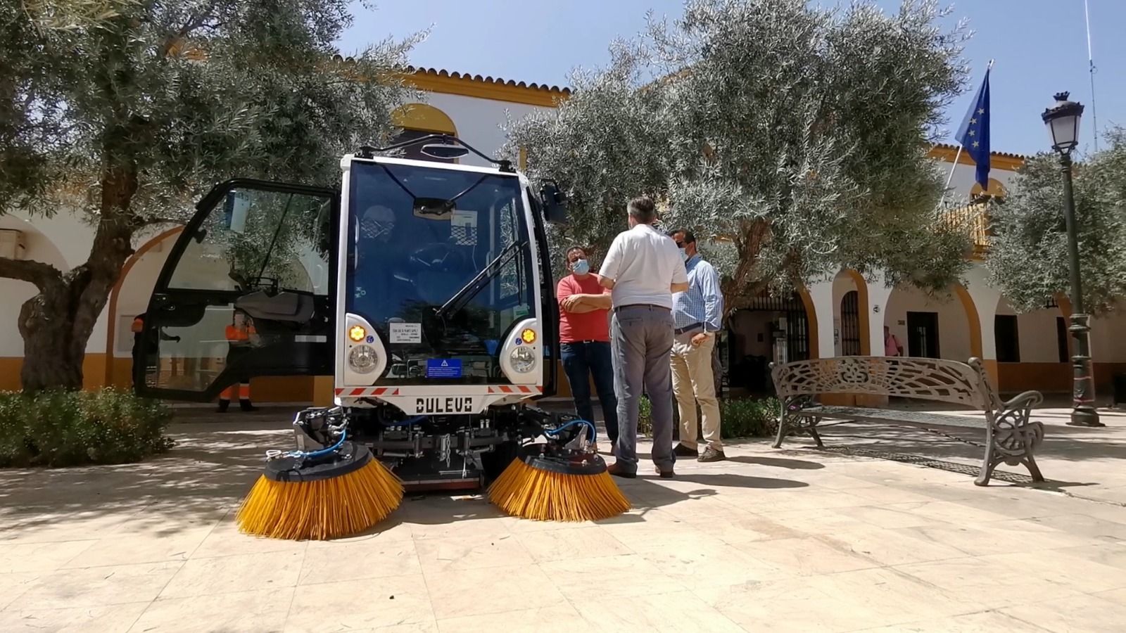 Una de las nuevas barredoras adquiridas por el Ayuntamiento de Bormujos.