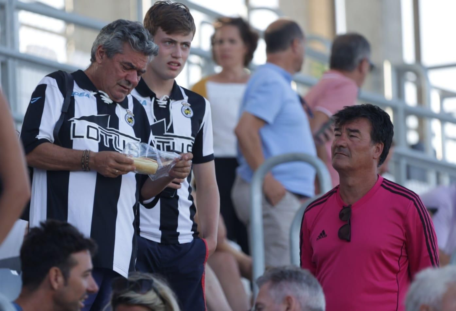 Las mejores fotos del ambiente en el Municipal de La Línea para el Málaga - Córdoba CF