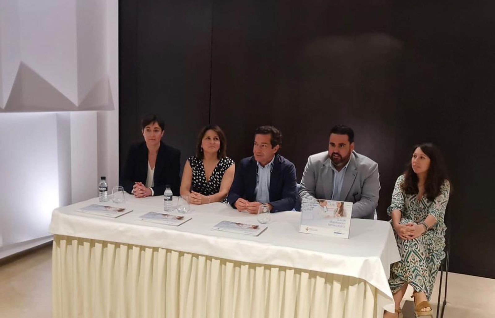 Los participantes en la elaboración de esta guía junto al presidente y vicepresidenta de Farmacéuticos con Iniciativa, Jaime Román y Macarena Pérez.