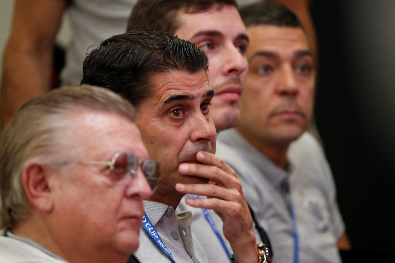 Fernando Hierro, en el centro, escucha atento la comparecencia de Luis Rubiales.