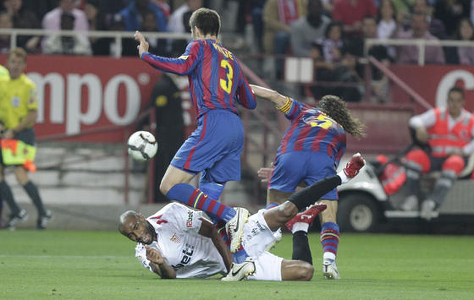 El Sevilla está más cerca de la Liga de Campeones pese a perder ante el Barcelona con diez jugadores por expulsión de Konko. / Antonio Pizarro