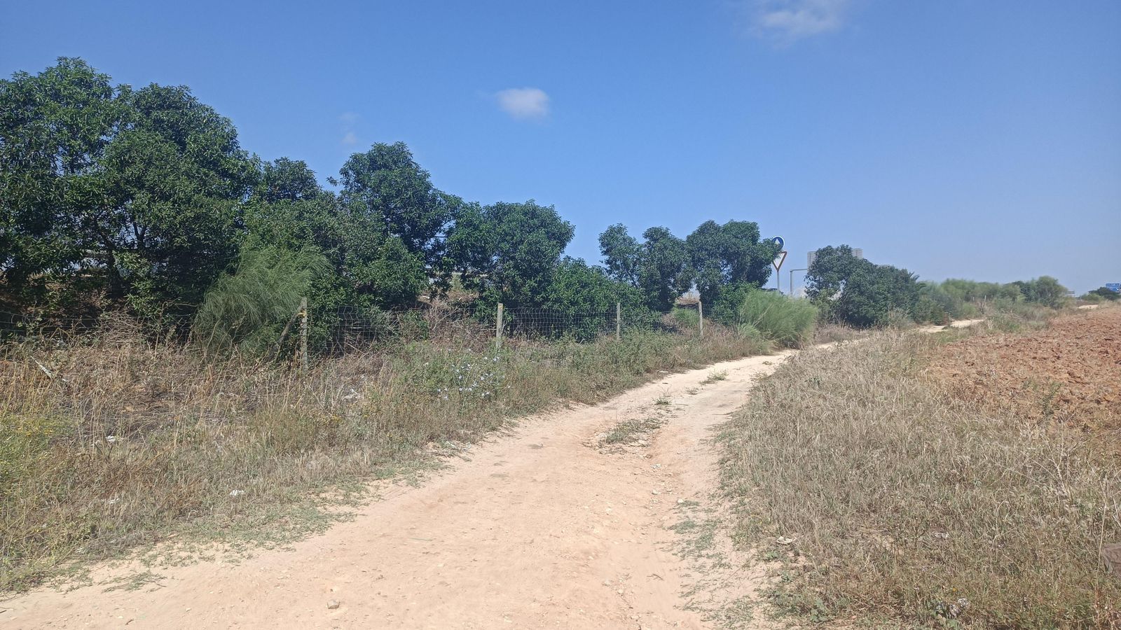 Acompañamos la A-4 en paralelo por un carril a un nivel inferior.