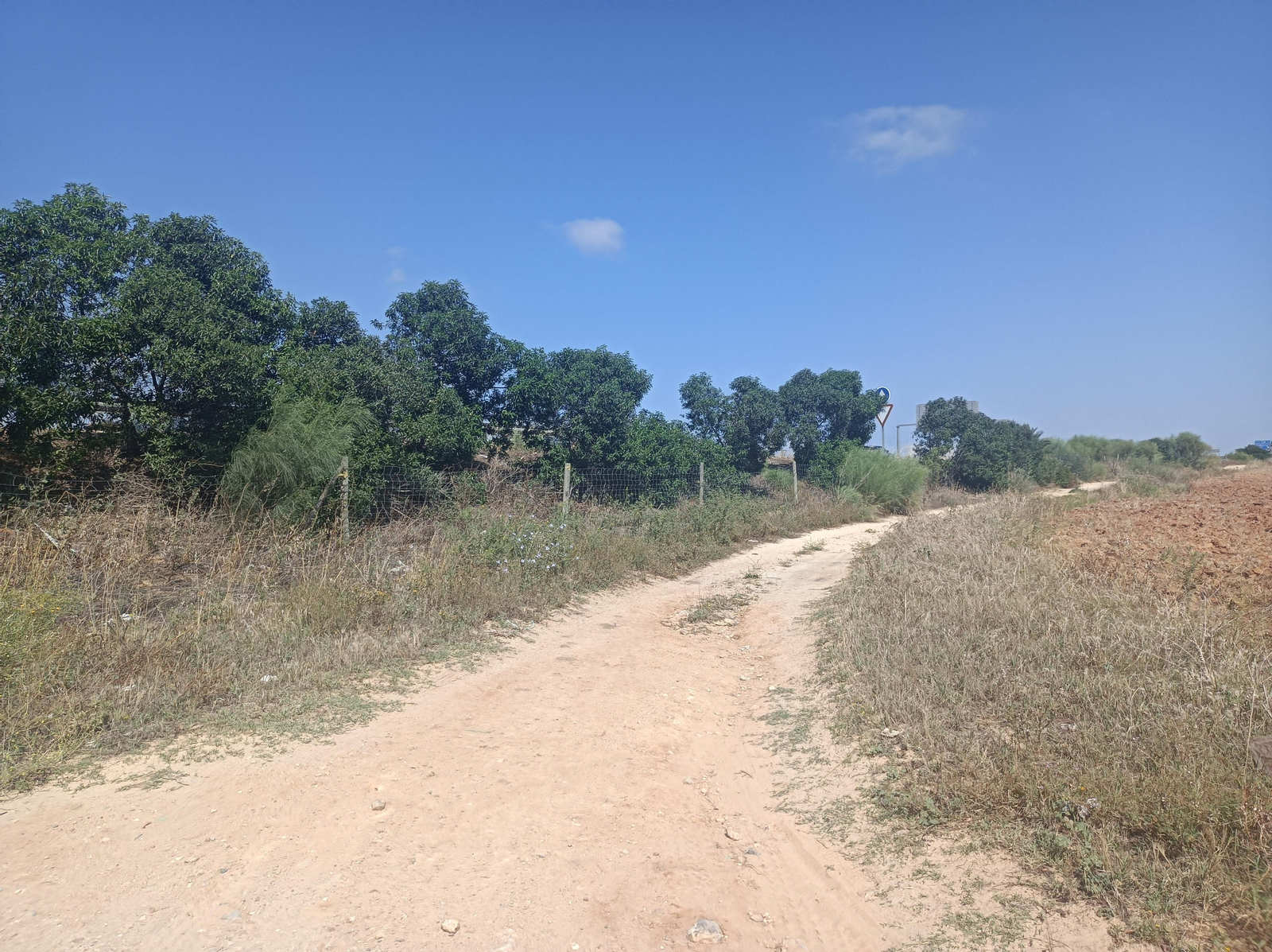 Acompañamos la A-4 en paralelo por un carril a un nivel inferior.