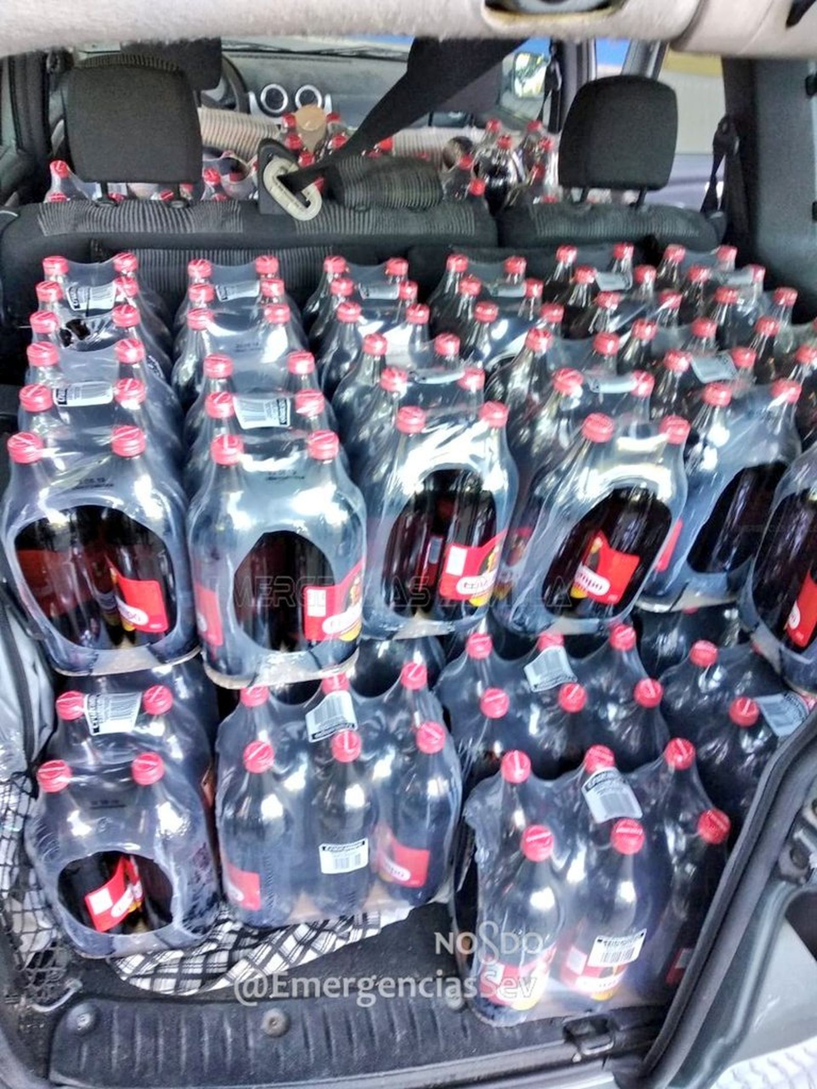 Las litronas cargadas en la furgoneta inmovilizada.