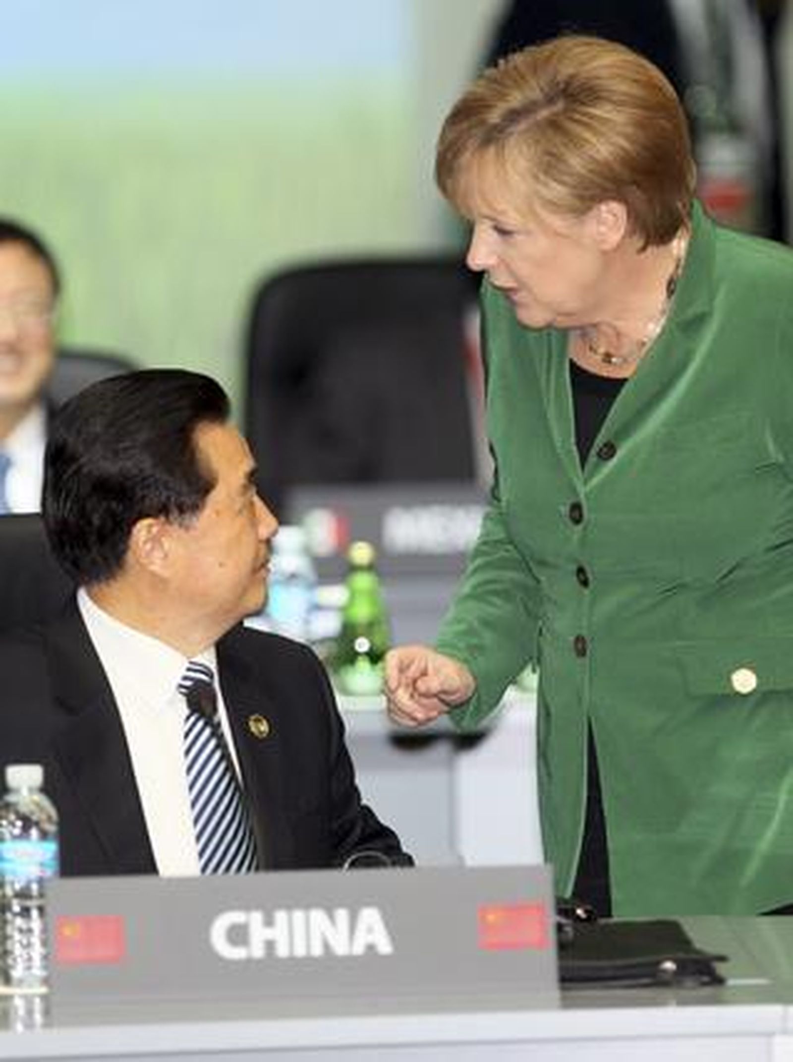 La canciller alemana, Angela Merkel, conversa con el presidente chino, Hu Jintao, a su llegada a la cumbre del G20, en el centro de convenciones COEX en Seúl (Corea del Sur),


Foto: Agencias