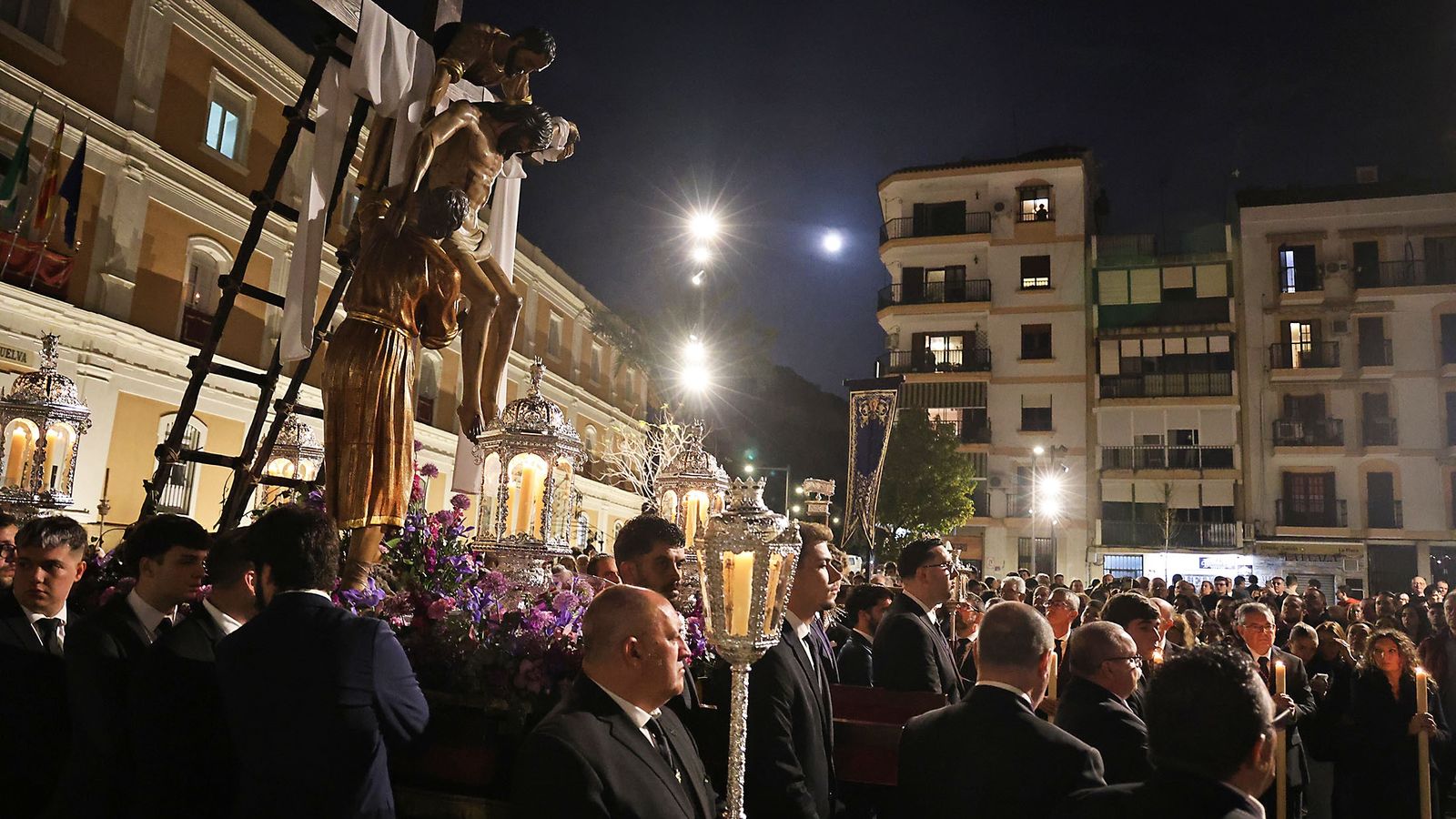 El Cristo descendiendo por la plaza de La Merced.