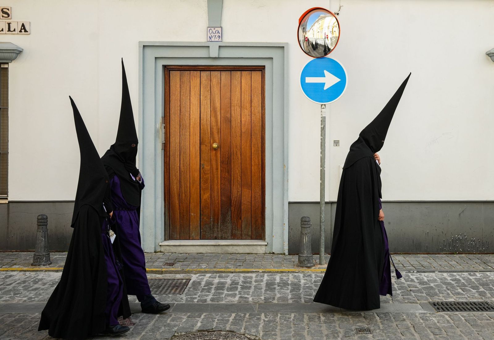 Varios nazarenos dirigiéndose al templo de la cofradía.
