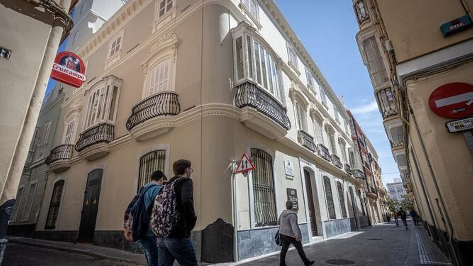 La casa palacio Veedor, recientemente restaurada y convertida en suites turísticas se sitúa en la calle que le da nombre y  toma el nombre del funcionario que fiscalizaba la carga de los barcos que hacían la ruta de las Américas en el siglo XVII.
