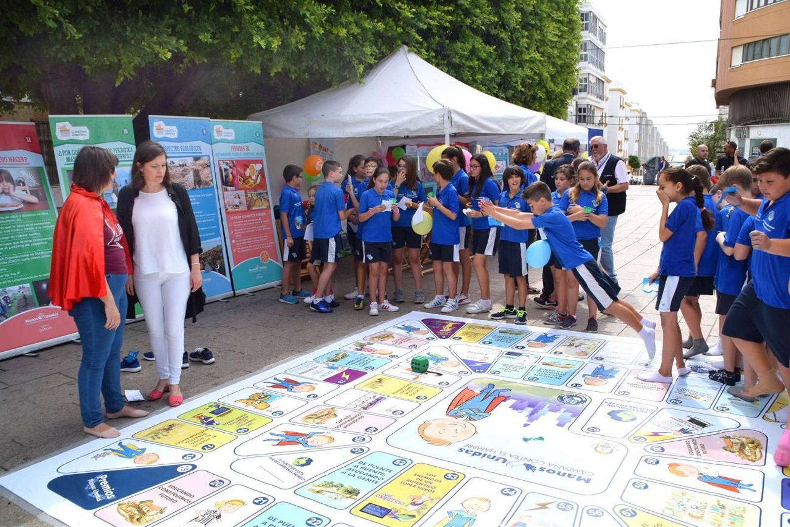 Alumnos del Miramar en el juego de Super Pepo, de Manos Unidas, que participaba en la jornada de voluntariado.
