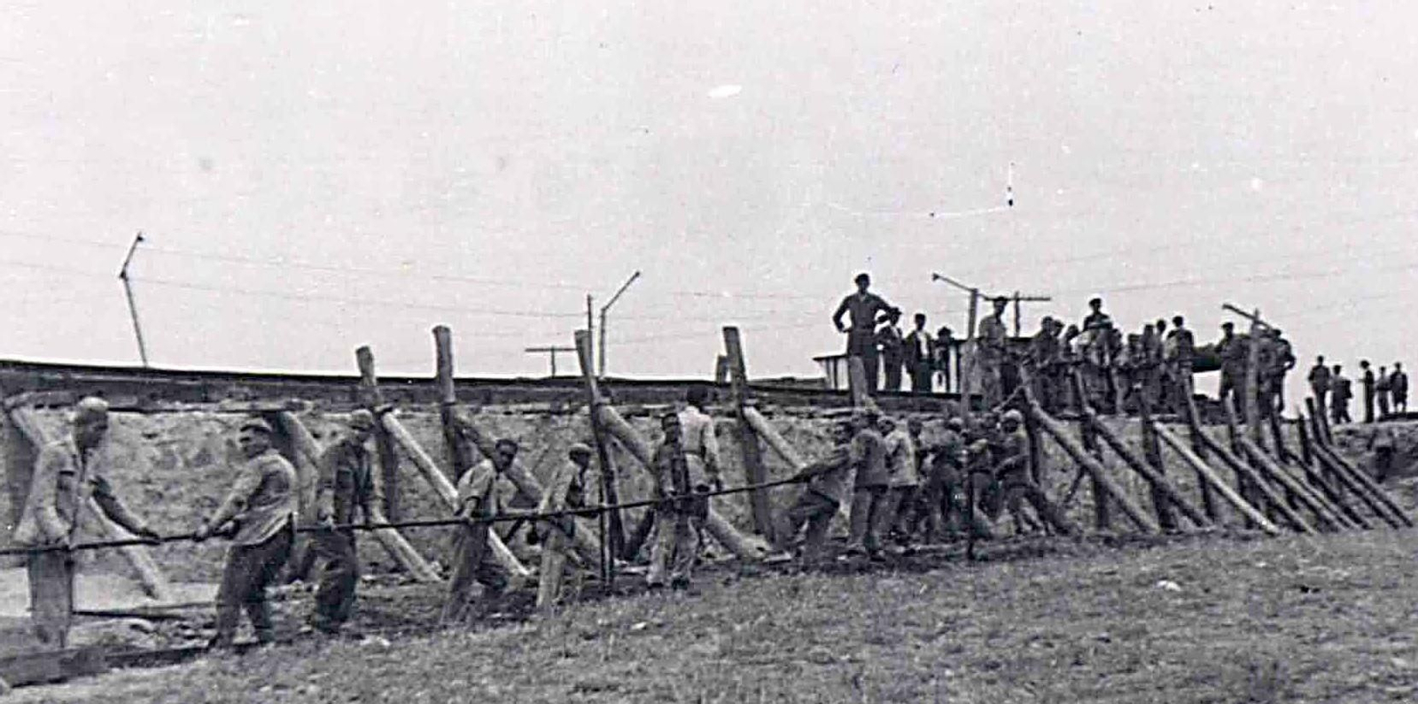 Presos republicanos en plena faena en uno de los batallones.