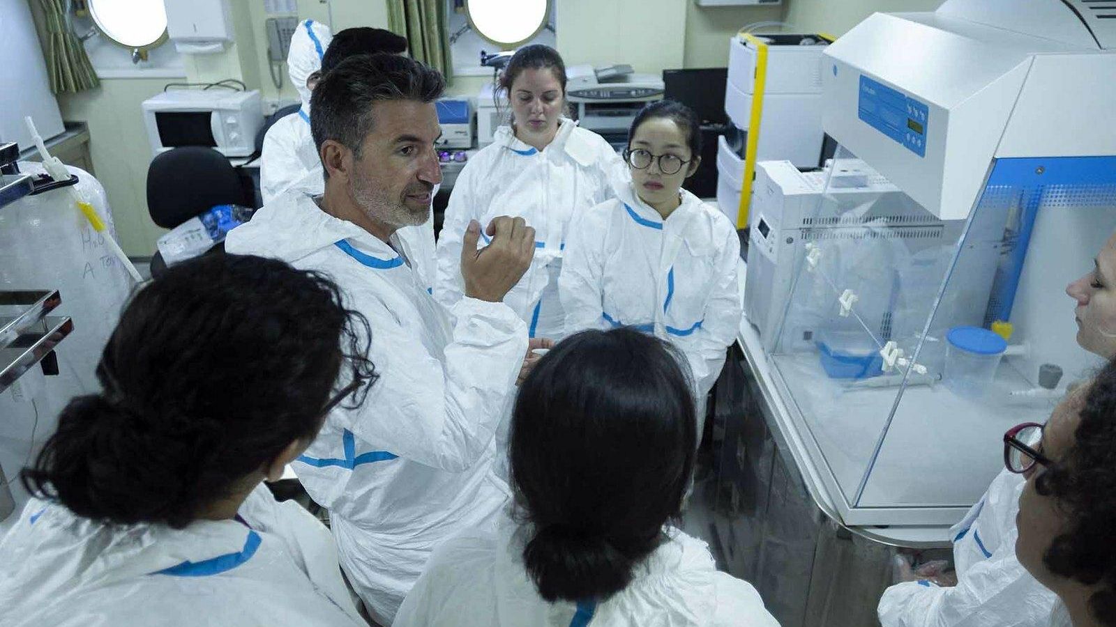 Los estudiantes escuchan atentos en una de las actividades en el buque.