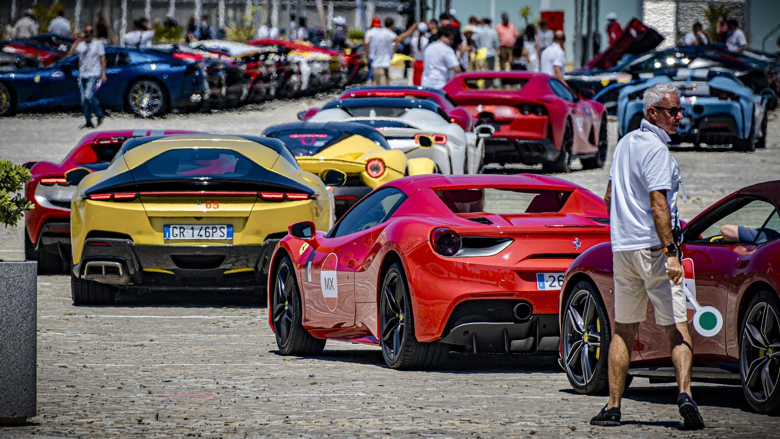 Las imágenes de la concentración de coches Ferrari en Cádiz