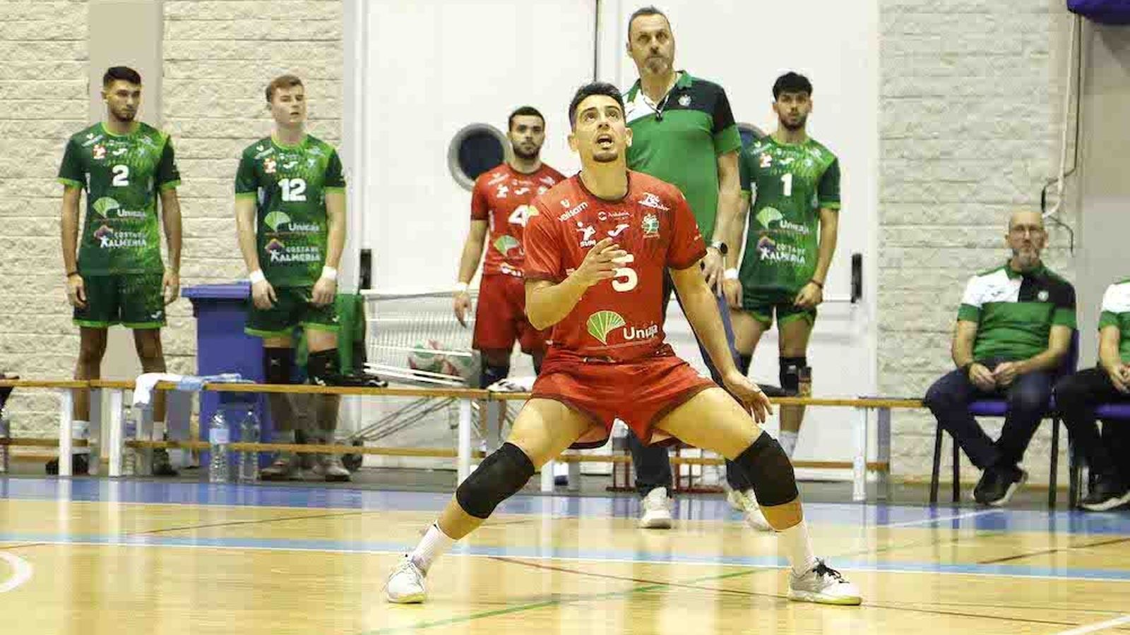 Paquillo Fernández en acción bajo la atenta mirada de Charly Carreño.