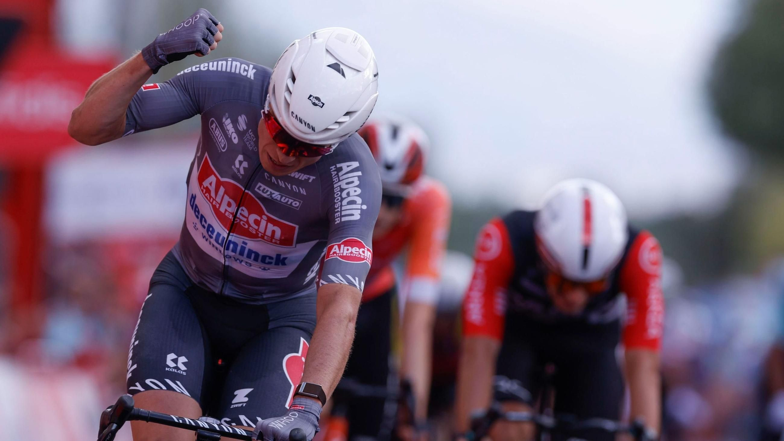 Philipsen celebra tras cruzar la línea de meta