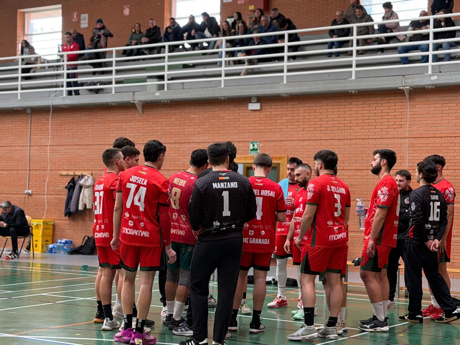 Plantilla del BM Ciudad de Granada alrededor de Óscar Valero.