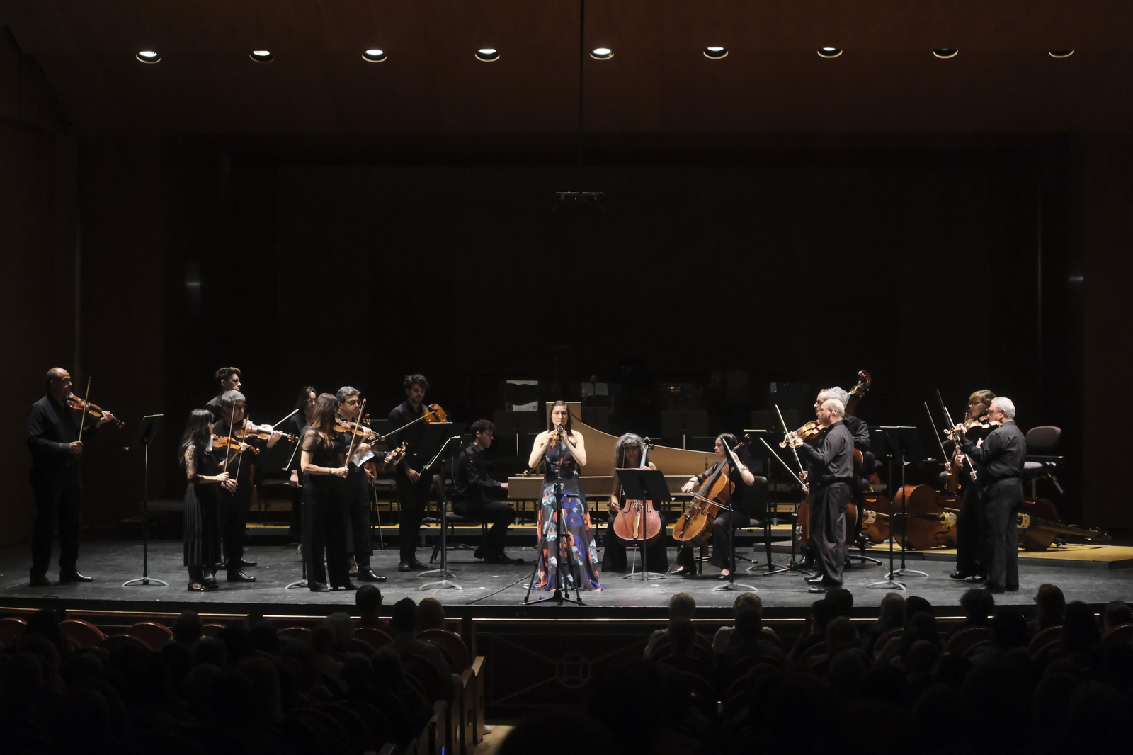 Sophia Shambeck y la sección de cuerda de la Orquesta, en plena actuación. Sophia Shambeck y la sección de cuerda de la Orquesta, en plena actuación.