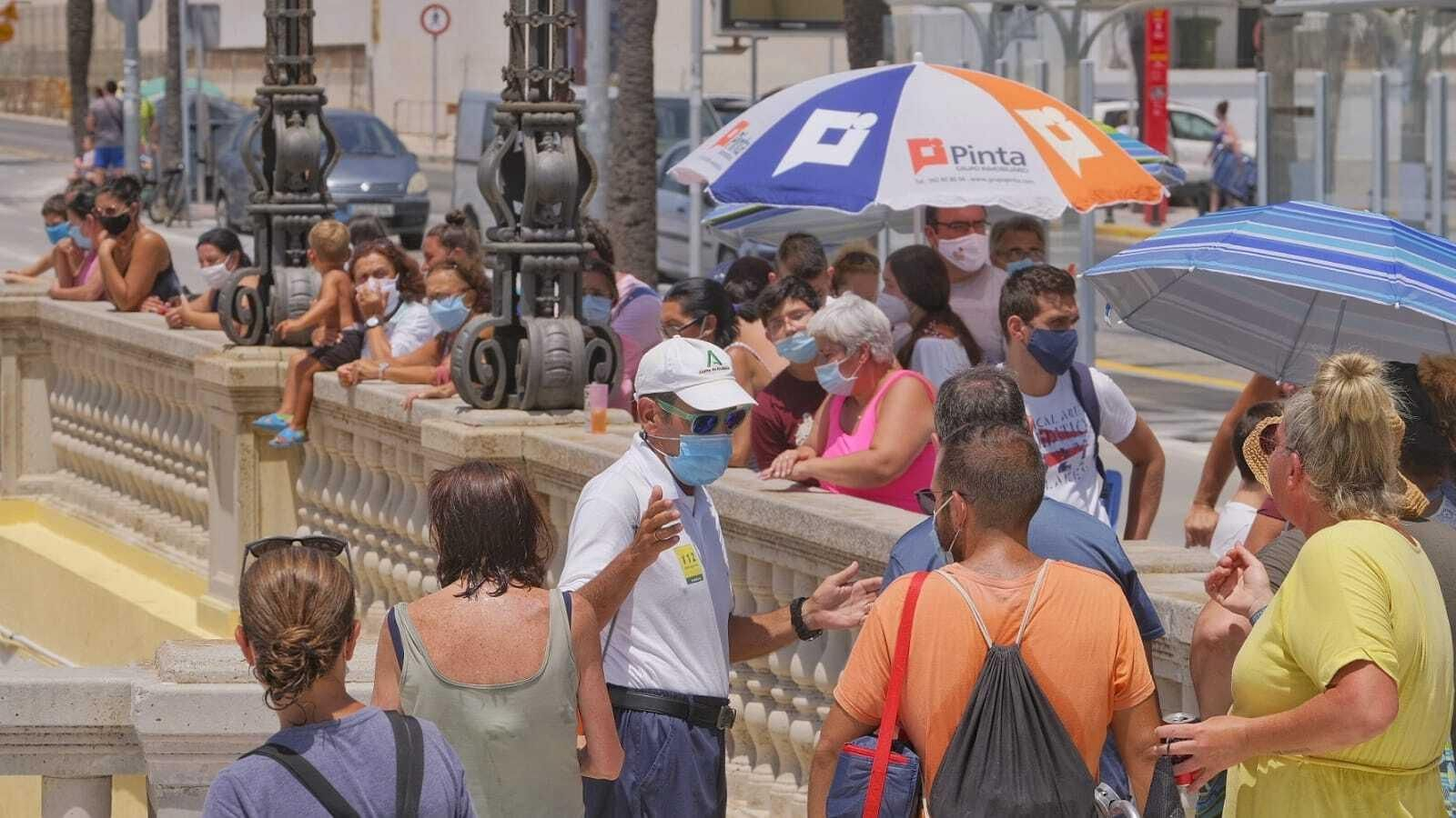 Imágenes inéditas en La Caleta con colas para entrar al completarse el aforo
