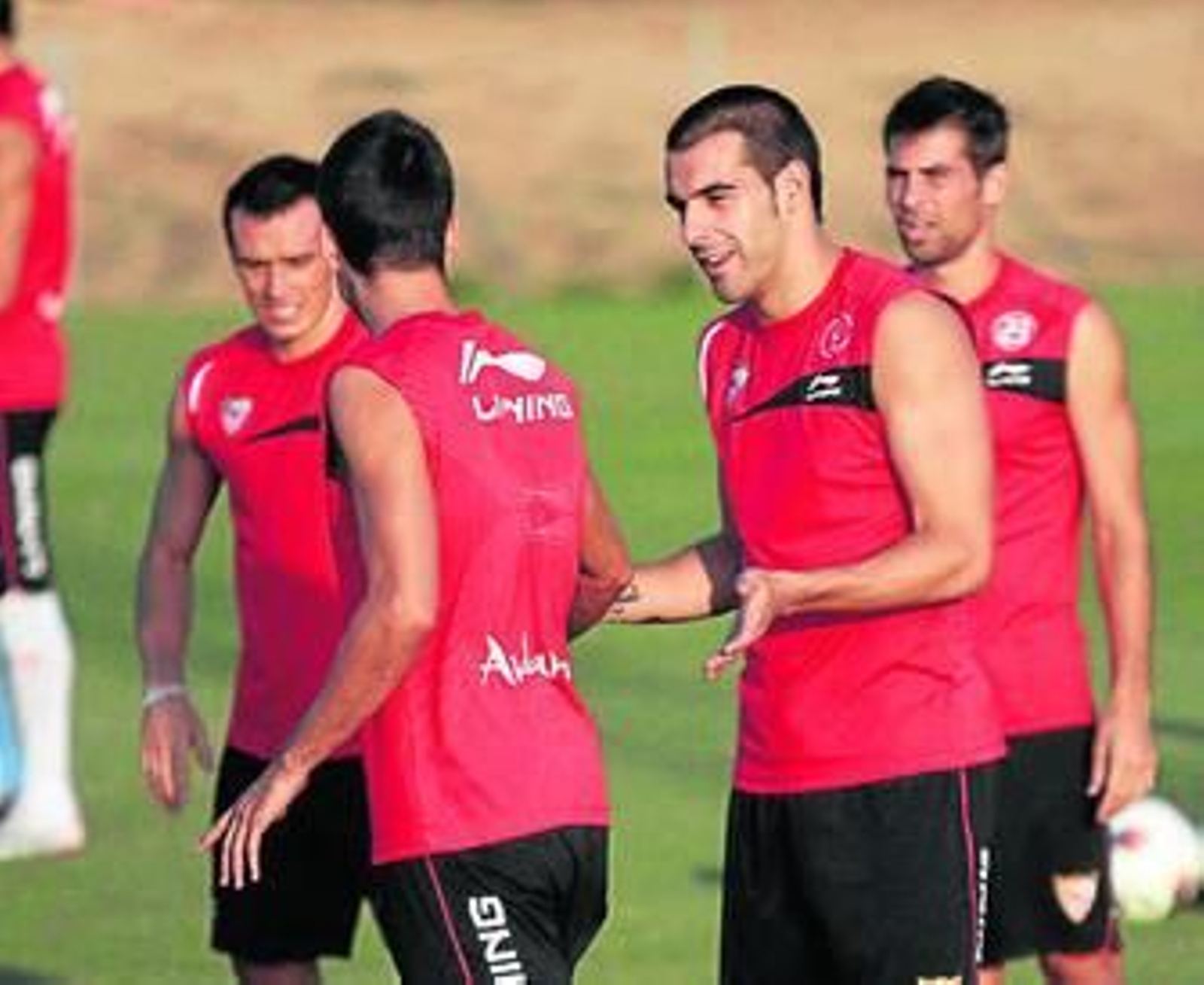 Álvaro Negredo, ayer con Trochowski, Manu y Coke.