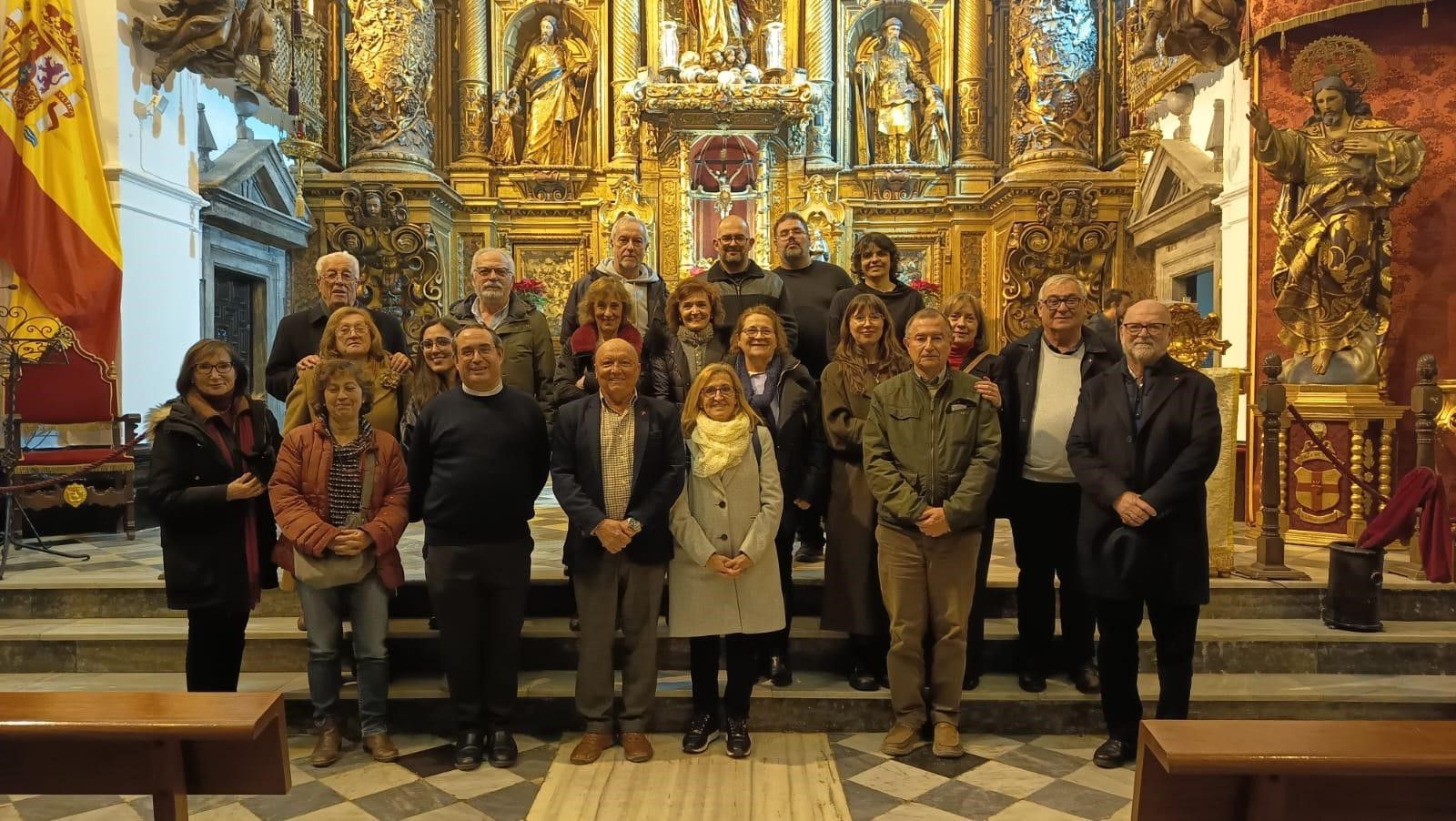 El presidente de la Asociación Gaditana Jacobea ‘Via-Augusta’ Manuel Barea y el padre Ricardo Jiménez Merlo, con un grupo de miembros, tras finalizar la misa con el rito hispano-mozárabe en la iglesia de Santiago.