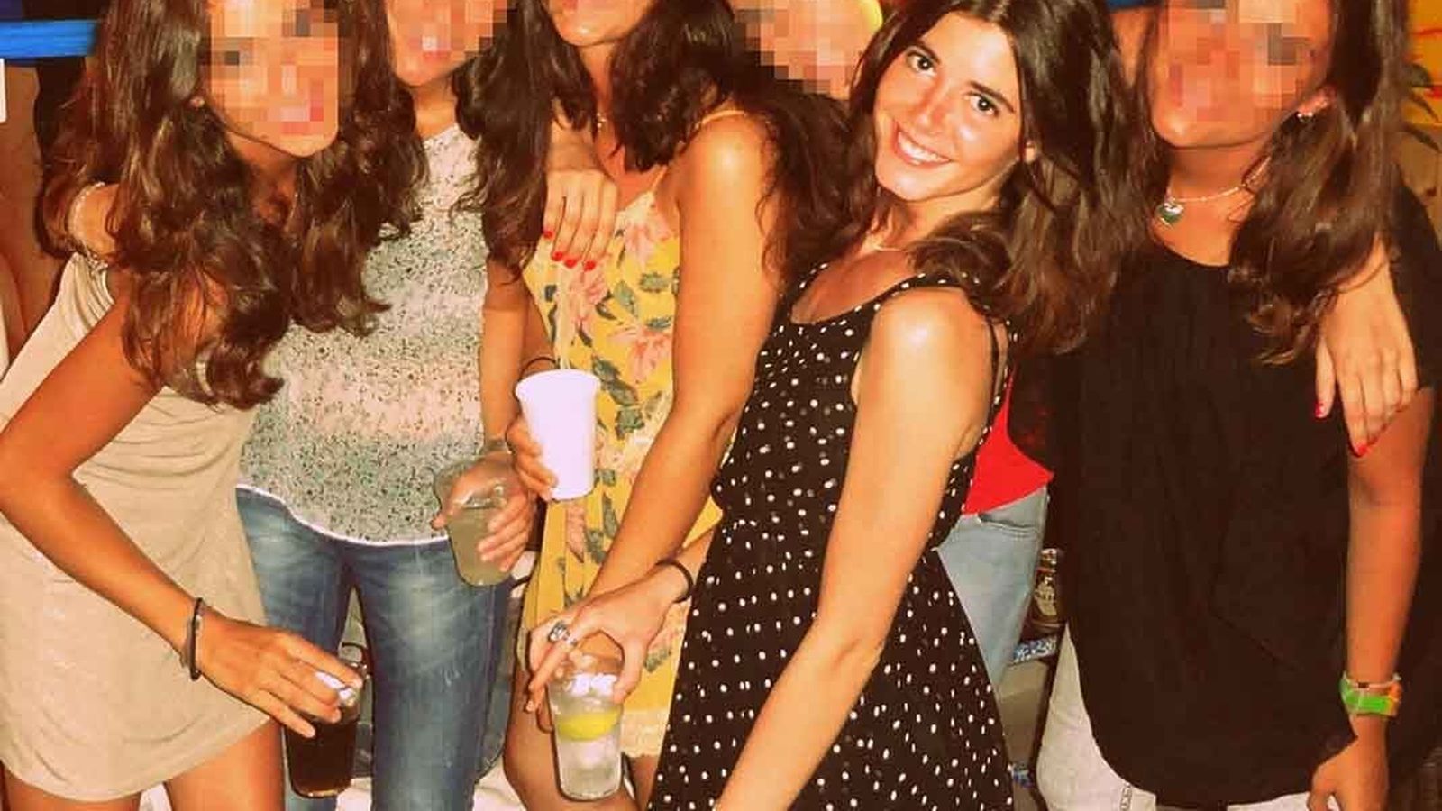 Belén Corsini, con un grupo de amigas, en una imagen de sus redes.