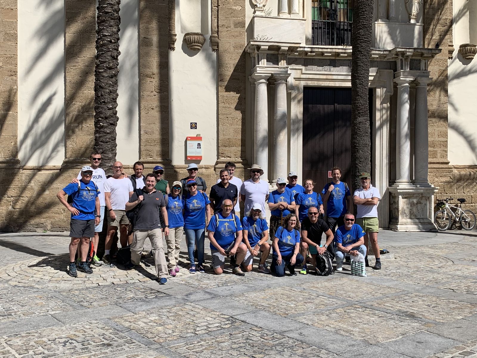 El grupo de peregrinos posa en la plaza de la Catedral de Cádiz antes de iniciar la ruta de la Vía Hercúlea.