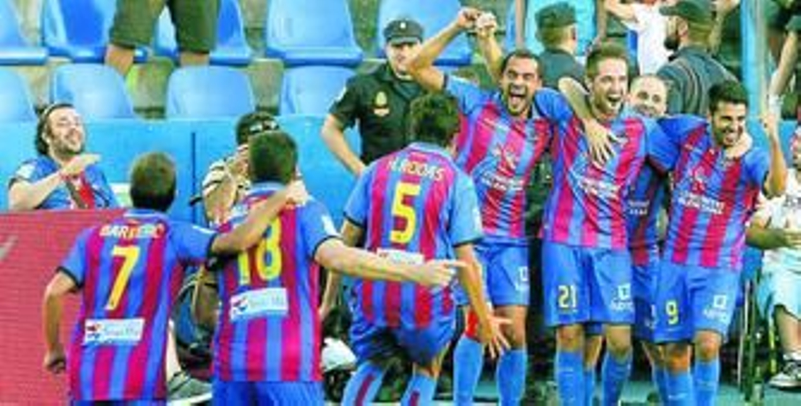 Varios jugadores del Levante celebran la remontada ante el Espanyol en la última jornada.