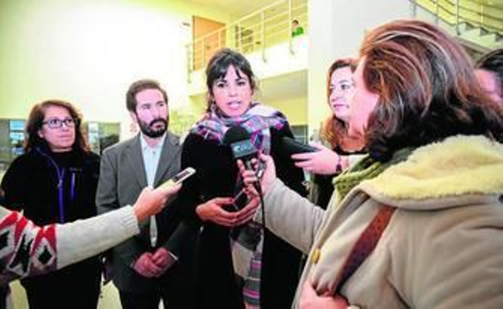 Teresa Rodríguez, en el centro, atiende a los medios de comunicación, ayer en Covap.