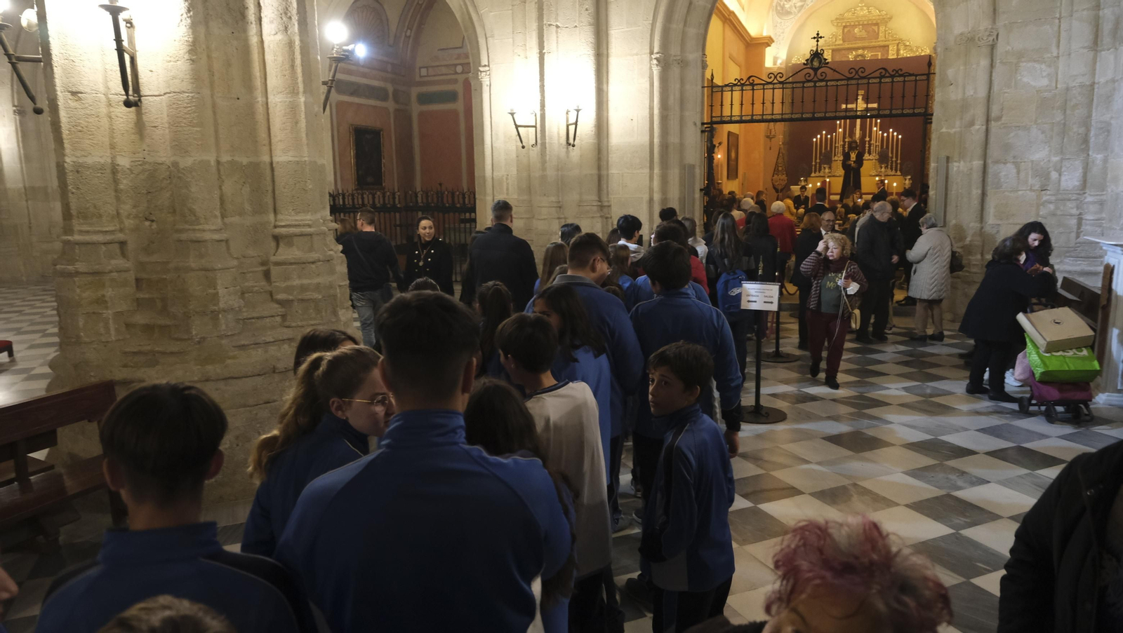 Imágenes del multitudinario besapiés del Cristo de Medinaceli en la Catedral de Almería