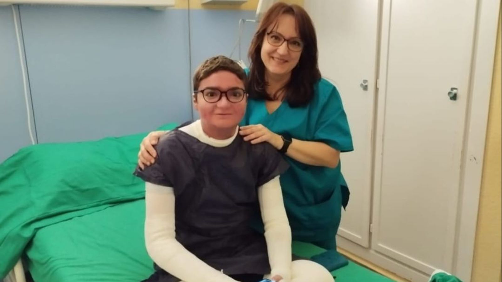 Virginia Cortés, con su hijo Adrián.