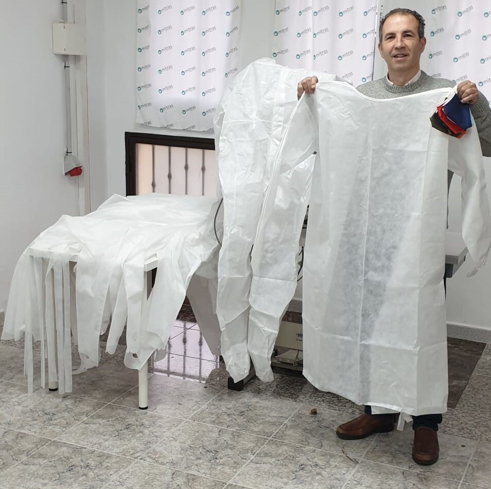 Francisco J. Gómez con las batas sanitarias para el SAS