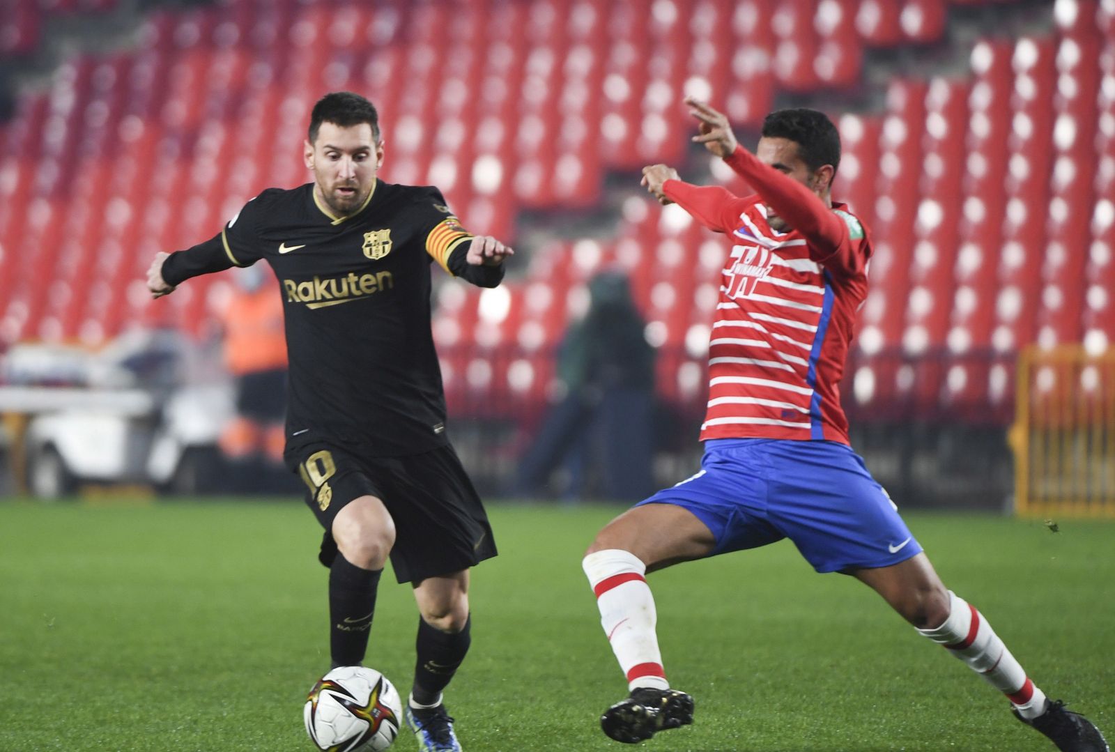 Montoro, que no estará en el Camp Nou, intenta frenar a Messi en el partido de Copa.