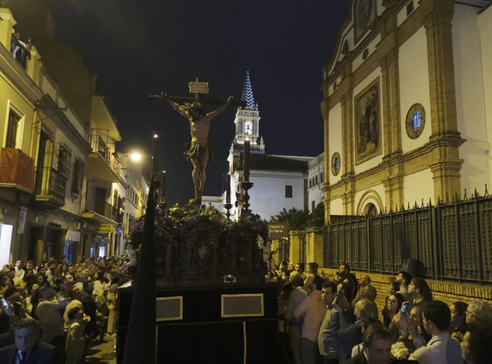 El cortejo, a excepción de los acólitos, entrará en el interior de la parroquia