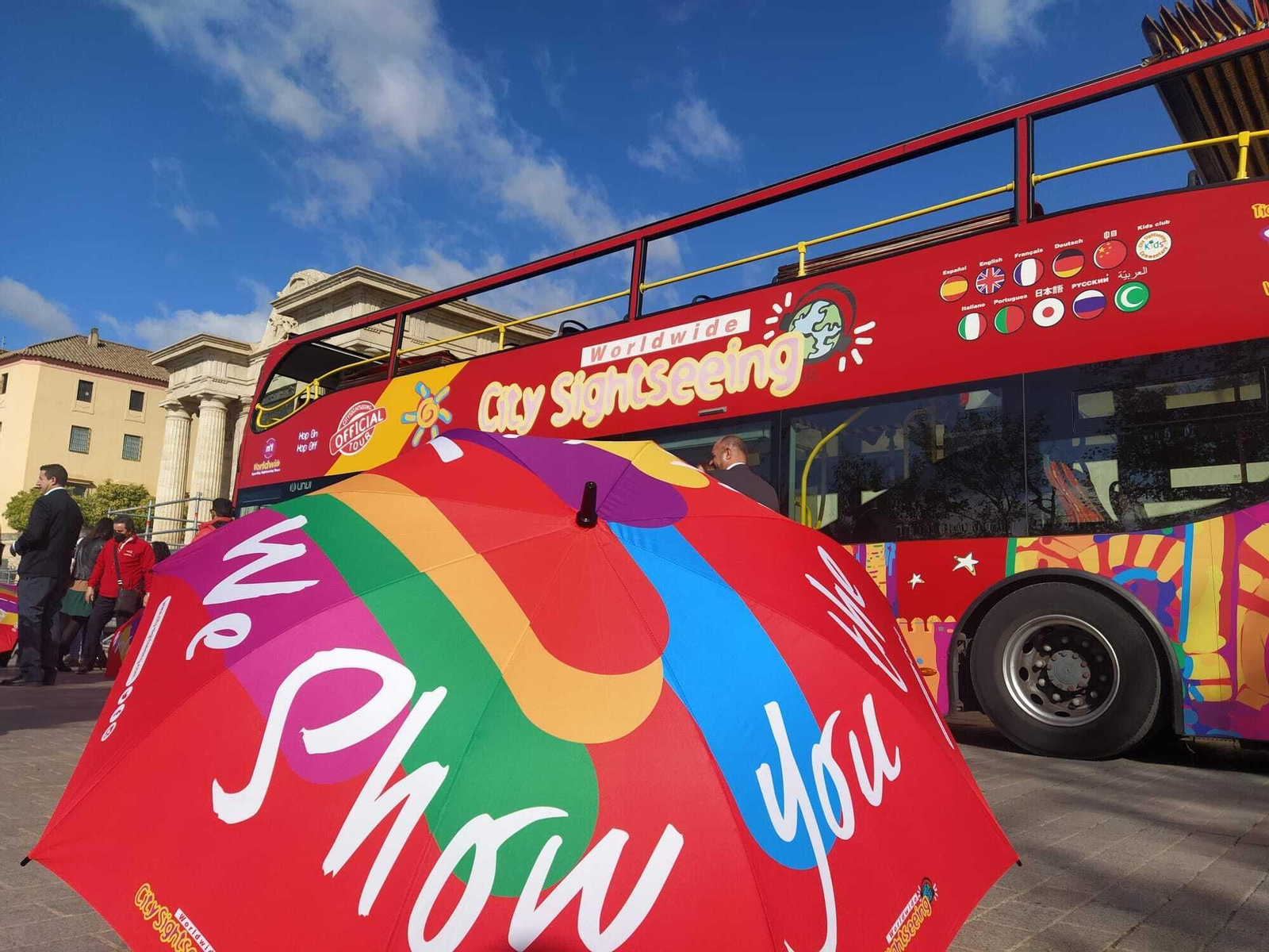 Autobús de City Sightseeing en la Puerta del Puente.