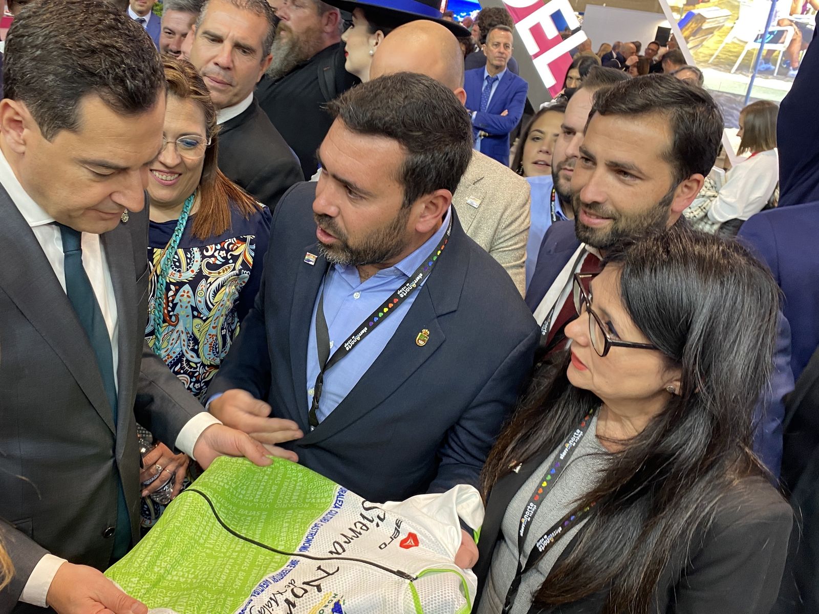 Alcaldes de Nororma entregan al presidente andaluz Juanma Moreno maillot ciclista de la Sierra Norte de Málaga.