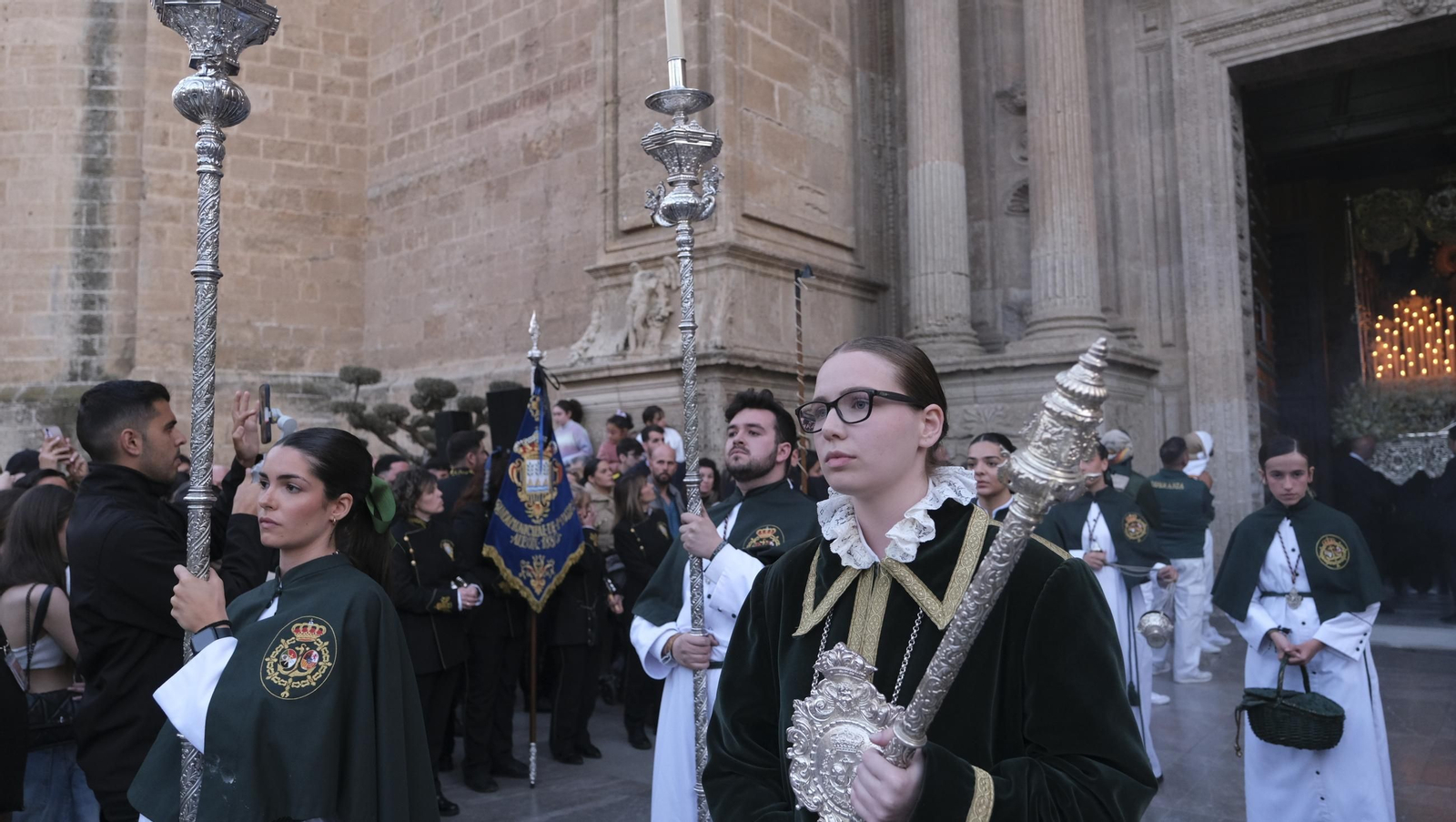 Estudiantes en la Semana Santa de Almería 2025
