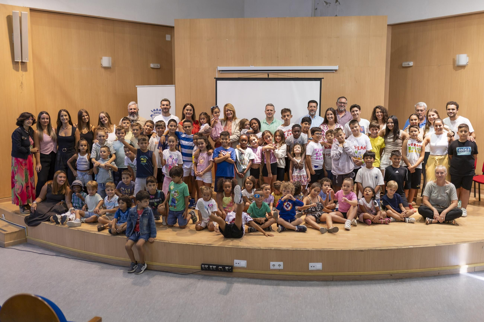 La alcaldesa con niños de los campamentos de verano