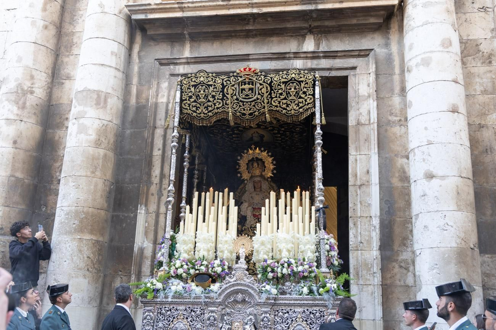 Las cofradías de la Vera Cruz, Expiración y Gran Poder lucen sus cortejos en la calle